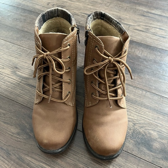 Women’s Water Resistant Chelsea Boot - Picture 5 of 5